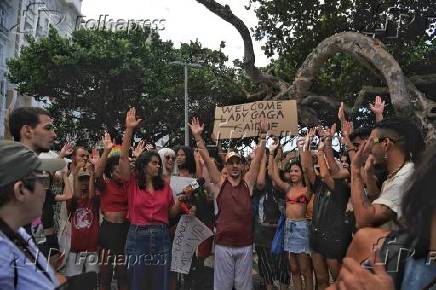 Fãs da cantora Lady Gaga, em frente ao hotel Copacabana Palace