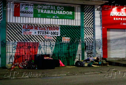 Moradores de rua enfrentam frio em SP