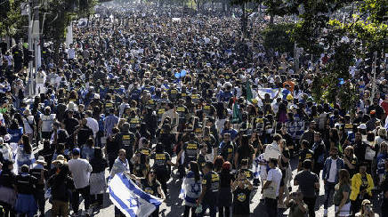 Público exibe bandeira de Israel durante a Marcha para Jesus