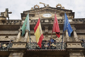 Colocación de banderas en la fachada del Ayuntamiento de Pamplona