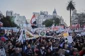 Trabajadores argentinos de la salud paran y marchan en reclamo de mejoras salariales