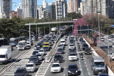Movimentação intensa de veículos no Complexo Cebolinha