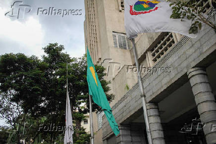Bandeiras a meio mastro pela morte do prefeito de Belo Horizonte (MG)