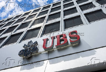 FILE PHOTO: A UBS logo is pictured on the branch of the Swiss bank in Lucerne