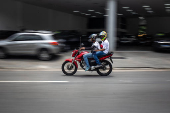 Mototaxista, em Perus, presta serviço de transporte sem aval municipal 