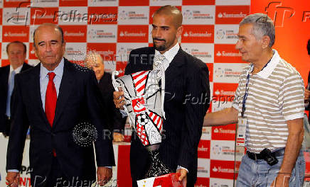 FILE PHOTO: Spain's Banco Santander Chairman Emilio Botin, Argentine soccer player Juan Sebastian Veron and his father Juan Ramon Veron attend a ceremony in Asuncion