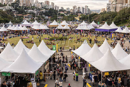 Movimentação durante o sexto dia da Feira do Livro
