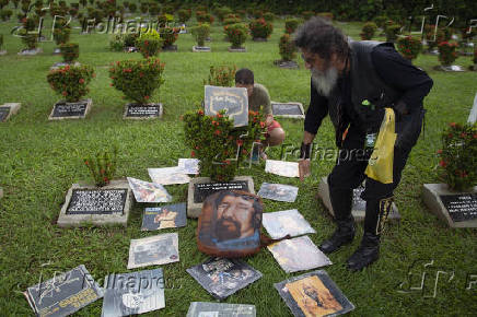 Fãs de Raul Seixas visitam o túmulo do cantor em Salvador