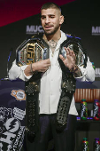 El campeón del mundo del peso ligero de artes marciales mixtas, el español Ilia Topuria, comparece este viernes en una rueda de prensa, en Madrid