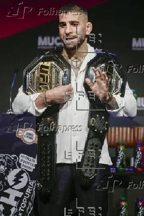 El campeón del mundo del peso ligero de artes marciales mixtas, el español Ilia Topuria, comparece este viernes en una rueda de prensa, en Madrid
