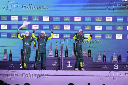 Bandeirada e pódio da categoria lmgt3 durante o fia wec no rolex 6 horas de são paulo