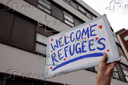 Anti-fascist protest outside hotel housing asylum seekers in London