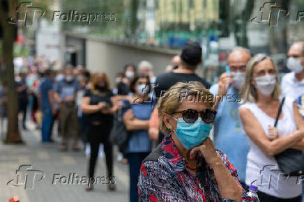 Profissionais idosos em fila para tomar a vacina Coronavac, em SP