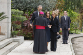 Los reyes firman en el libro de condolencias en la Nunciatura