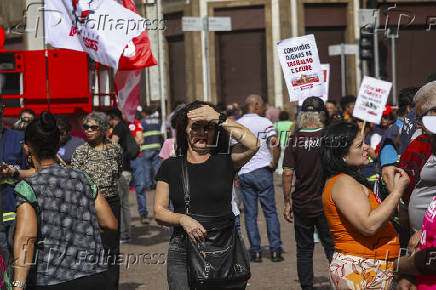 Servidores municipais fazem protesto no viaduto do Chá, no centro de São Paulo