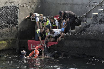 Siete fallecidos y un bebé desaparecido al volcar un cayuco en el puerto de La Restinga