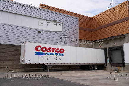Costco customers visit Los Angeles store ahead of earnings report