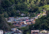 Vista de área com habitações em encosta em Teresópolis, no Rio