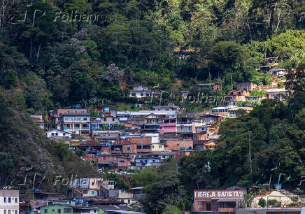 Vista de área com habitações em encosta em Teresópolis, no Rio