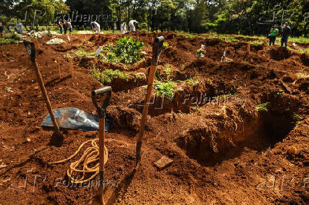 Covas abertas no Cemitério de Vila Formosa, em São Paulo