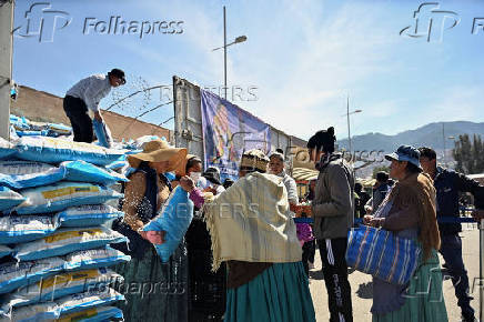 Long lines for basic goods amid shortages and rising prices, in La Paz