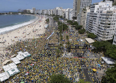 Manifestação com a presença do ex-presidente Jair Bolsonaro, na praia de Copacabana (RJ)