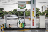 Postos de combustíveis reduzem preço da gasolina após corte nas refinarias.