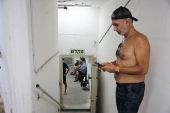 Beachgoers evacuate to shelters amid missile threat in Tel Aviv