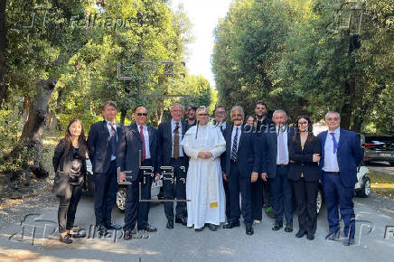 El papa recibe dos vehículos eléctricos diseñados para sus viajes internacionales