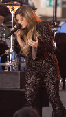 Kelly Clarkson se apresenta no Today Show, dando início à série de shows de verão do Citi