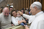 León XIV pide a la curia que trabaje sin prejuicios y con una buena dosis de humor