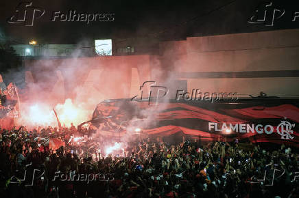 AeroFla: Mobilização da torcida do Flamengo na chegada do ônibus da delegação do clube no Aeroporto do Galeão.