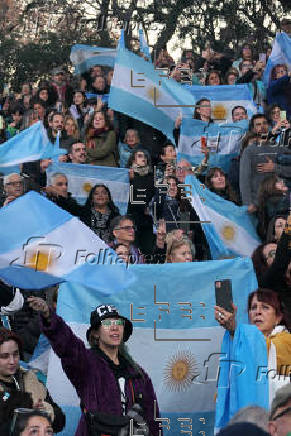 Simpatizantes de Cristina Fernández celebran el Día de la Bandera en Buenos Aires