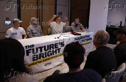 Oleksandr Usyk meets Ukrainian war veterans ahead of his fight against Daniel Dubois
