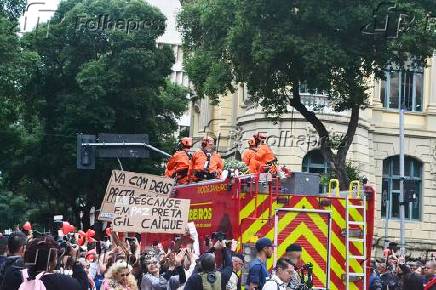 O corpo da cantora Preta Gil, saindo do Theatro Municipal, em cortejo no carro do corpo de bombeiros