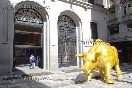 Estátua do Touro de Ouro na B3, em São Paulo