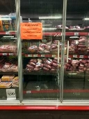 Supermercado em São Paulo tranca com cadeado geladeira de carnes