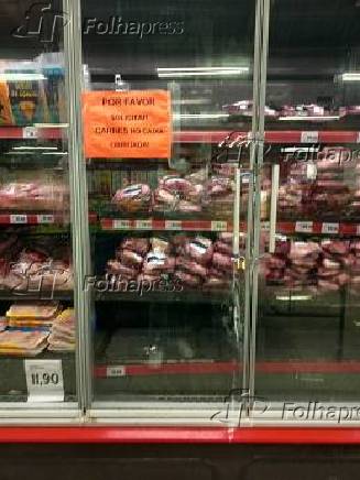 Supermercado em São Paulo tranca com cadeado geladeira de carnes