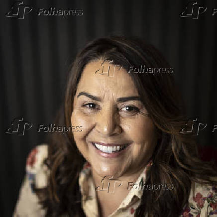 Fundadora da Sodiê Doces posa com nova linha de chocolates
