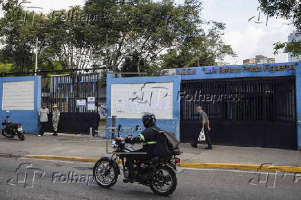 Jóvenes venezolanos salen a votar atraídos por la consulta sobre proyectos comunitarios