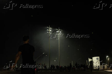 Festival de pipas noturnas na praia do Recreio dos Bandeirantes, na zona oeste Rio