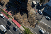 Buraco aberto por solapamento na avenida Doutor Gastão Vidigal, em São Paulo