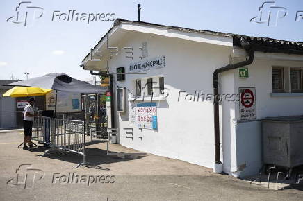 Puntrut JU municipality bans non-Swiss residents from entering the outdoor pool