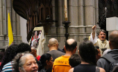 Fiéis rezam diante da imagem do Papa eleito Leão XIV  na catedral da Sé
