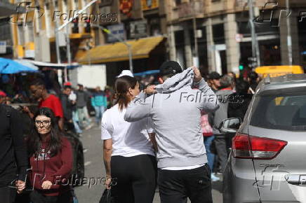 Movimentação na rua 25 de Março