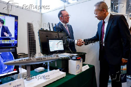 NCSIST President Li Shih-chiang shake hands with Michael Braun, SVP of Strategy, for Ocean Aero at a sea drone event in Yilan