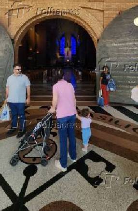 Movimentação de fiéis no santuário nacional de aparecida.