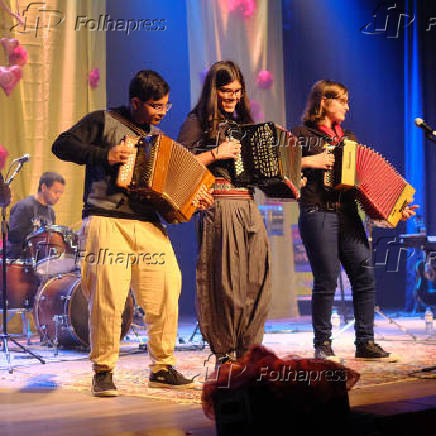 MALUKOS BELEZA ENCANTA COM SHOW INCLUSIVO NO TEATRO DA AMRIGS