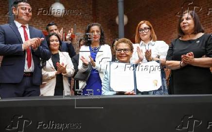 Alcaldesa de Los Ángeles refuerza la protección para inmigrantes ante redadas de Trump