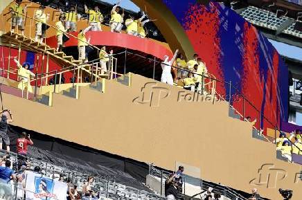 Robbie williams e laura pausini lideram a inesquecível preparação para a copa do mundo de clubes da fifa na partida final entre chelsea e psg.
